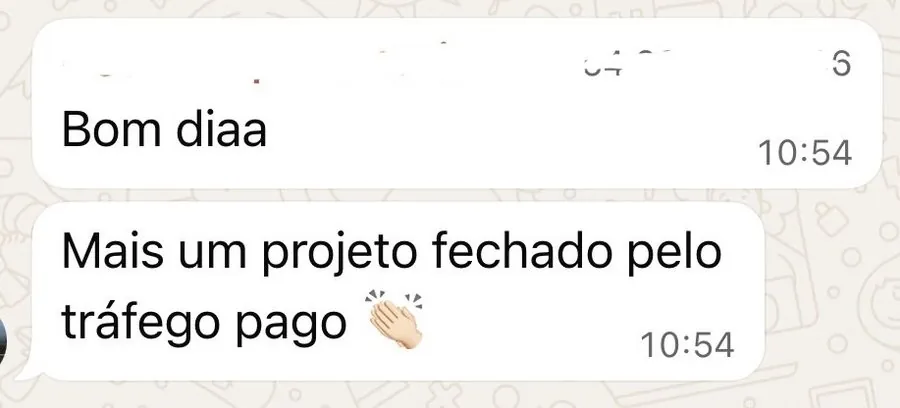 Print de conversa no WhatsApp: cliente diz Bom dia, mais um projeto fechado pelo tráfego pago, com emoji de palmas
