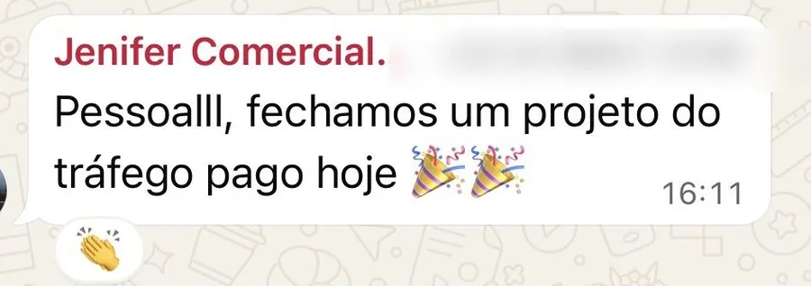 Print de WhatsApp: equipe comemora Pessoal, fechamos um projeto do tráfego pago hoje, com emojis de festa