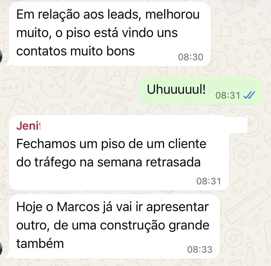 Print de WhatsApp: cliente relata que os leads melhoraram muito e que fechou a venda de um piso vinda do tráfego pago